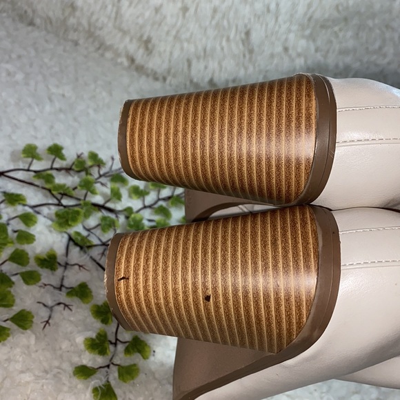 🌾Woman’s Heeled ankle boots 🌾 - Picture 6 of 7